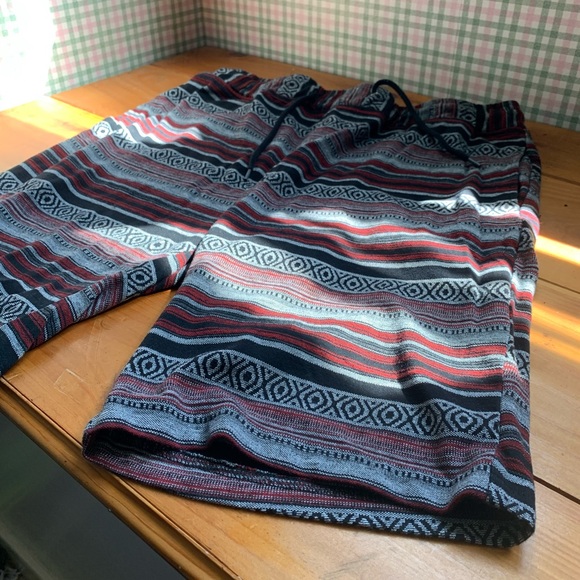 Men’s Aztec print shorts. Men’s size Xl - Picture 9 of 9